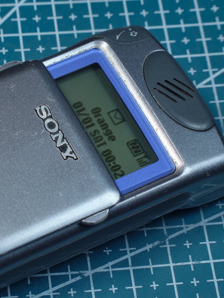 Sony CMD-Z5 Unlocked – Vintage Retro Mobile Phone with Original Charger – Rare Collectible product image (1)