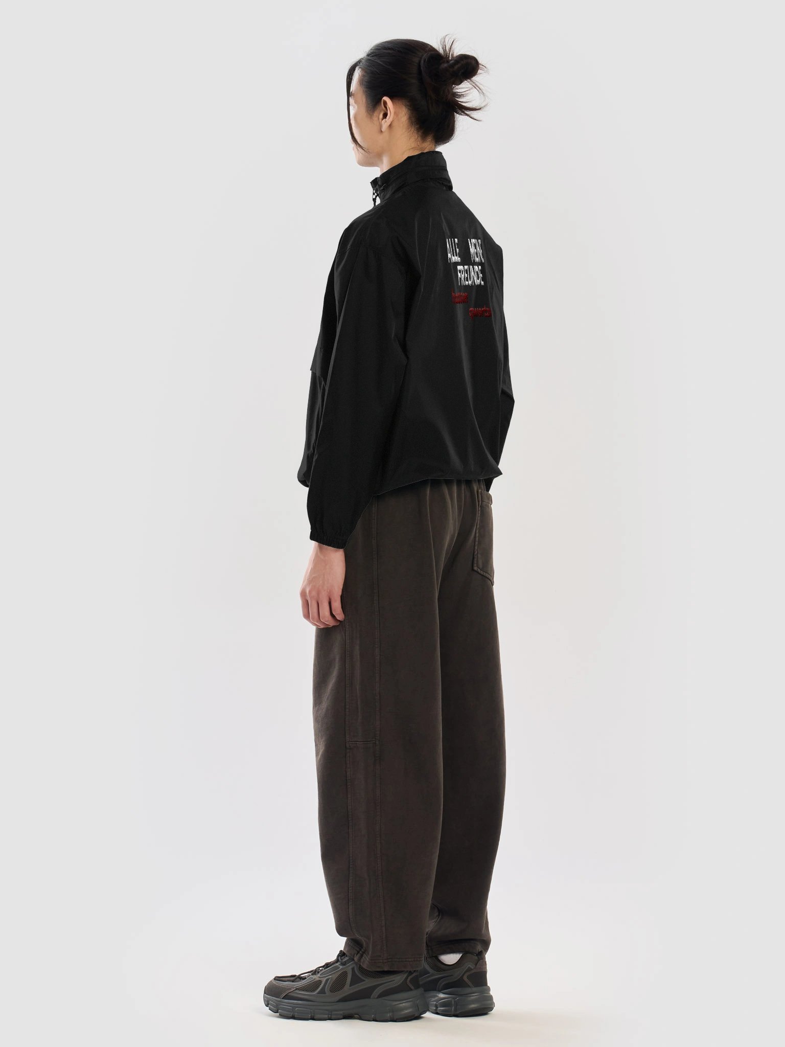 "ALLE MEINE FREUNDE hassen qwertzio" Windbreaker product image (3)