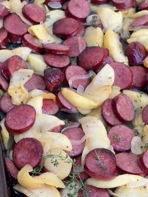 Party like it’s 1776 with this easy recipe for Sheet Pan Sausage and Apples, inspired by Alexander Hamilton’s real life favorite dish! #hamilton #america250 #easydinner #sheetpandinner #sausageandapples 