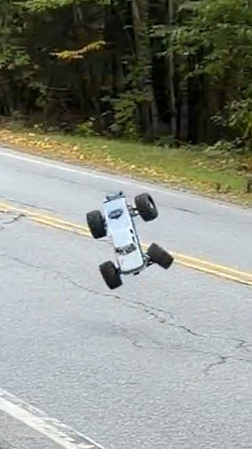 😬 Oh yeah. This one has brakes. Not even half throttle. 

Powered by @wbp.tech 

So used to crawlers I forgot this one had br...