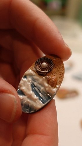 new beachy earrings I've been working on 

#earrings #polymerclay #art #miniature #flowersistersstudio
