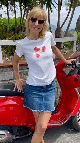 Poppy T-shirt 🌺 goes perfectly with Vespa😉
 
#originalstreetwear #poppylovers #notboring #shine  #womentshirt