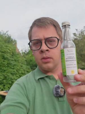 L'ASTUCE ULTIME pour garder ta vanille intacte 2 ANS ! 🤯🇲🇬 ​POV : Tu as enfin trouvé le conditionnement parfait pour ne plus jamais gâcher ta vanille... ✨ ​Arrête d'acheter ta vanille dans des emballages en plastique qui la font sécher en 3 semaines ! Je te présente mon flacon magique : 15 gousses de Vanille Bourbon de Madagascar dans un tube en PET. ​Grâce à ça, ta vanille reste ultra-fraîche et charnue pendant au moins 2 ans ! C'est le format idéal pour en avoir toute l'année : pour tes confitures, tes desserts de Noël, tes anniversaires ou tes glaces cet été. 🍦🍓 ​💡 Le hack économique : Le tube est rechargeable ! Quand il est vide, tu achètes juste ma recharge de 20 gousses et tu le remplis à nouveau. ​🔥 L'astuce de pro pour l'infusion : Tu l'ouvres en deux, et tu l'infuses 20 minutes à 40 degrés maximum. L'explosion de saveurs est dingue ! ​🛒 Ne perds plus ton argent ! Fonce chercher ton flacon sur ma boutique Le Comptoir de Toamasina. Lien dans ma bio ! ​#AstuceCuisine #Vanille #ArnaudSion #LeComptoirDeToamasina #FoodTok 