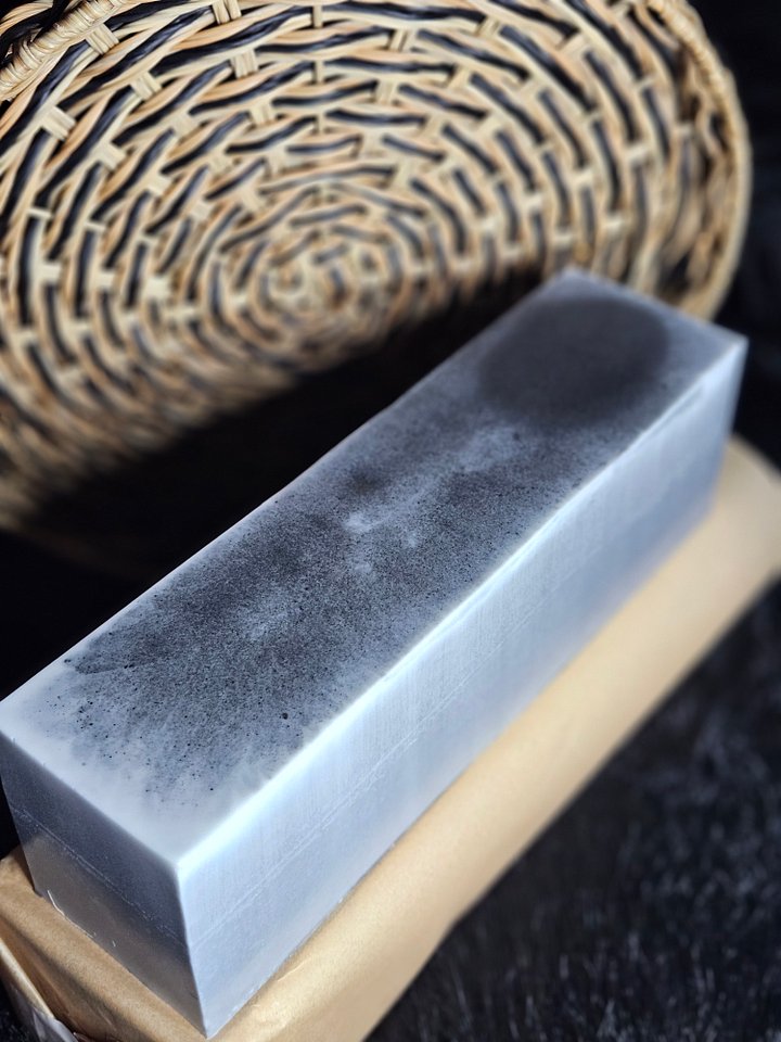 PEPPERMINT & ACTIVATED CHARCOAL LOAF product image (1)