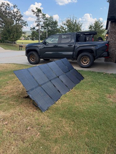 Testing the new @bluetti_official 500w portable solar panel. This thing is pretty sweet. Folds down to the size of a briefcas...