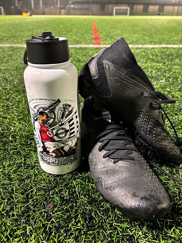 Thierry Henry Arsenal Water Bottle – Hand-Drawn Artwork - 32oz Stainless Steel Sports Bottle with Straw | Perfect Christmas Gift for Young Arsenal Fans (Price Exc. VAT & Shipping) product image (2)