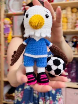 Cómo Tejer al Águila del Mundial 2026 a Crochet 🦅⚽ ¡Les presentamos a nuestra majestuosa Águila, mascota del Mundial 2026! 🦅✨ Mide 20 cm y ya está lista para que la tejan con nosotros. Pueden seguir el tutorial paso a paso en nuestros canales de YouTube o descargar el patrón escrito en nuestra web. ¡Anímense a crear este diseño con nosotras!