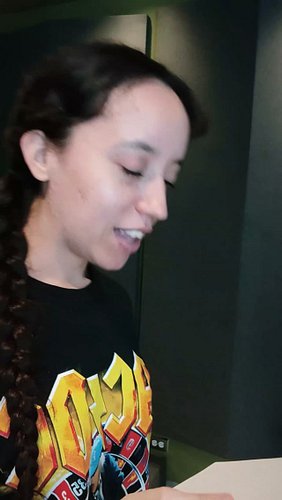 En esta clase estoy guiando a mi alumna para que encuentre su apoyo de aire 🌬️

La base del habla, del canto y del gutural es...