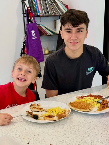 🥞❤️ Nada como un desayuno en familia.

Rico, abundante y hecho en casa… ¡como restaurante, pero sin la cuenta! 😅☕️

#Desayuno...