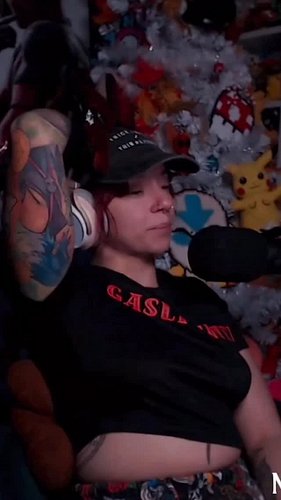 🥛 he loves his milk 🎅 
#twitchstreamer #gaming