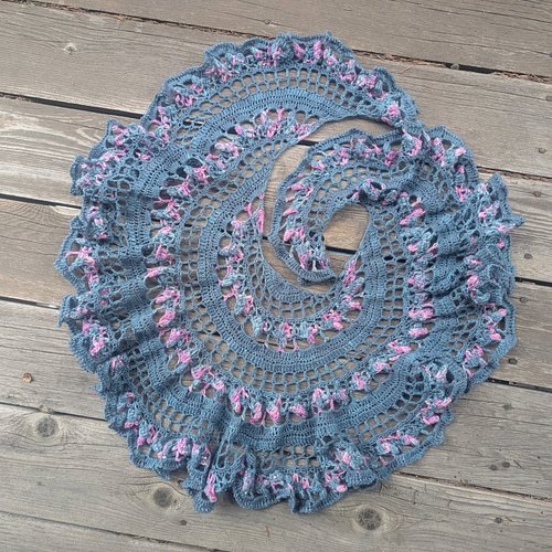 The Lyria Shawl is live as a freebie pattern on Ravelry! This uses @kraeo yarn that was specially dyed for the @mnyarnshophop...