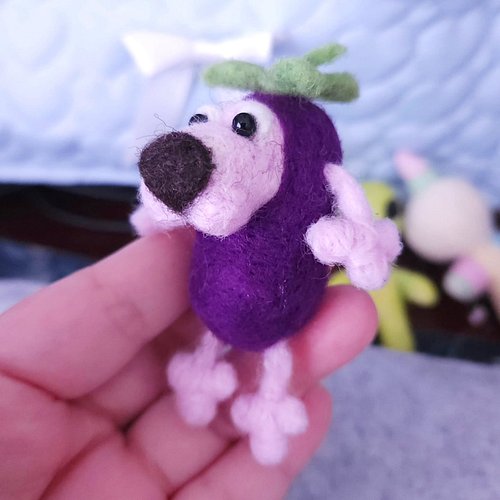another tiny eggplant Courage adopted and off to his new home 🍆🪡

°~☆`

#needlefelting #couragethecowardlydog