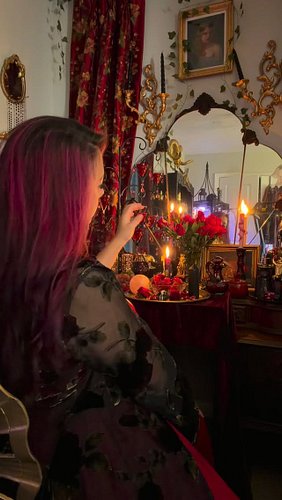 Don’t give up. 
You can and will rebloom again, darlings. 🥀🖤
Khaire Persephone, Khaire Hades.