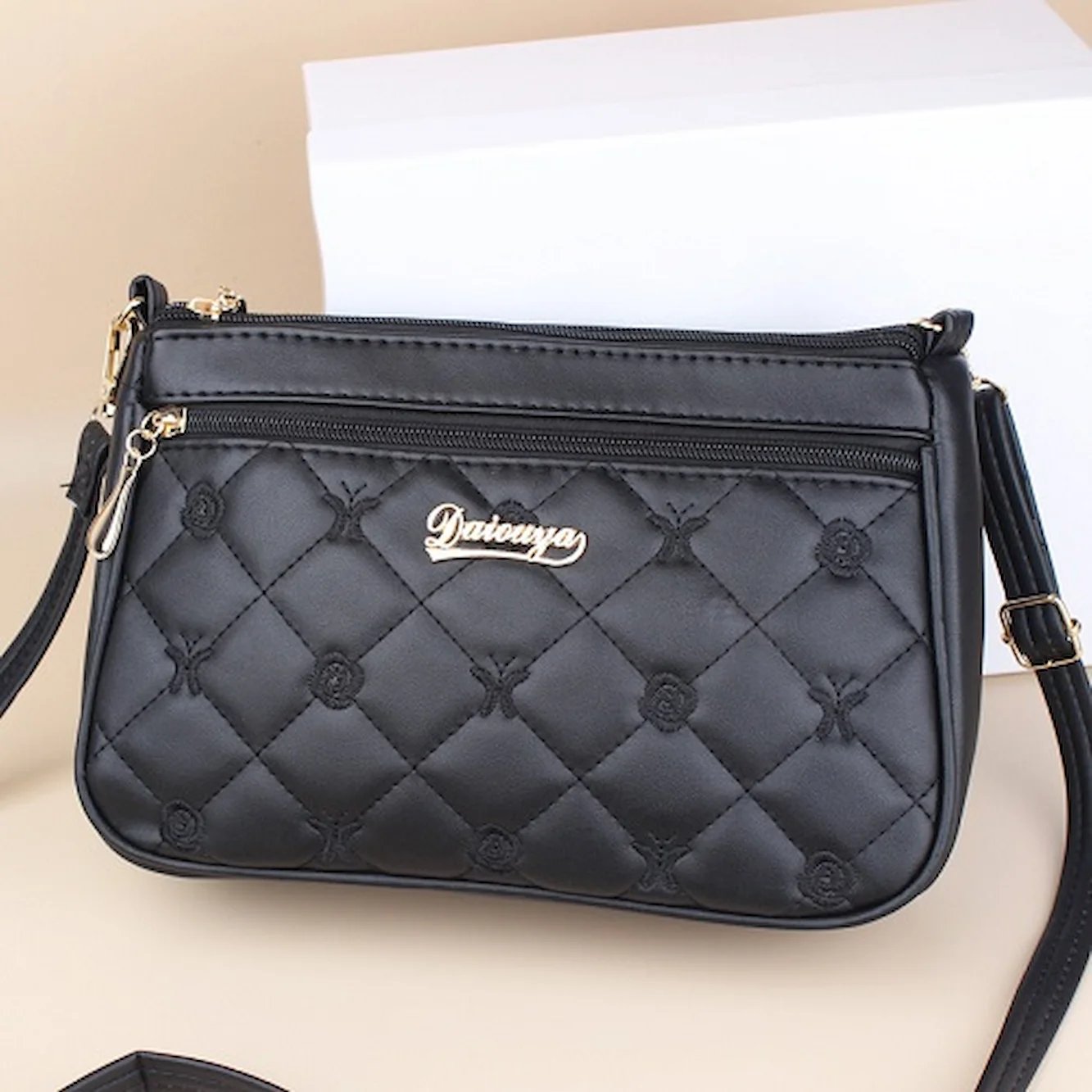 حقيبة نسائية كروس جلد أسود مطرزة - تصميم كلاسيكي أنيق - 26 سم product image (2)