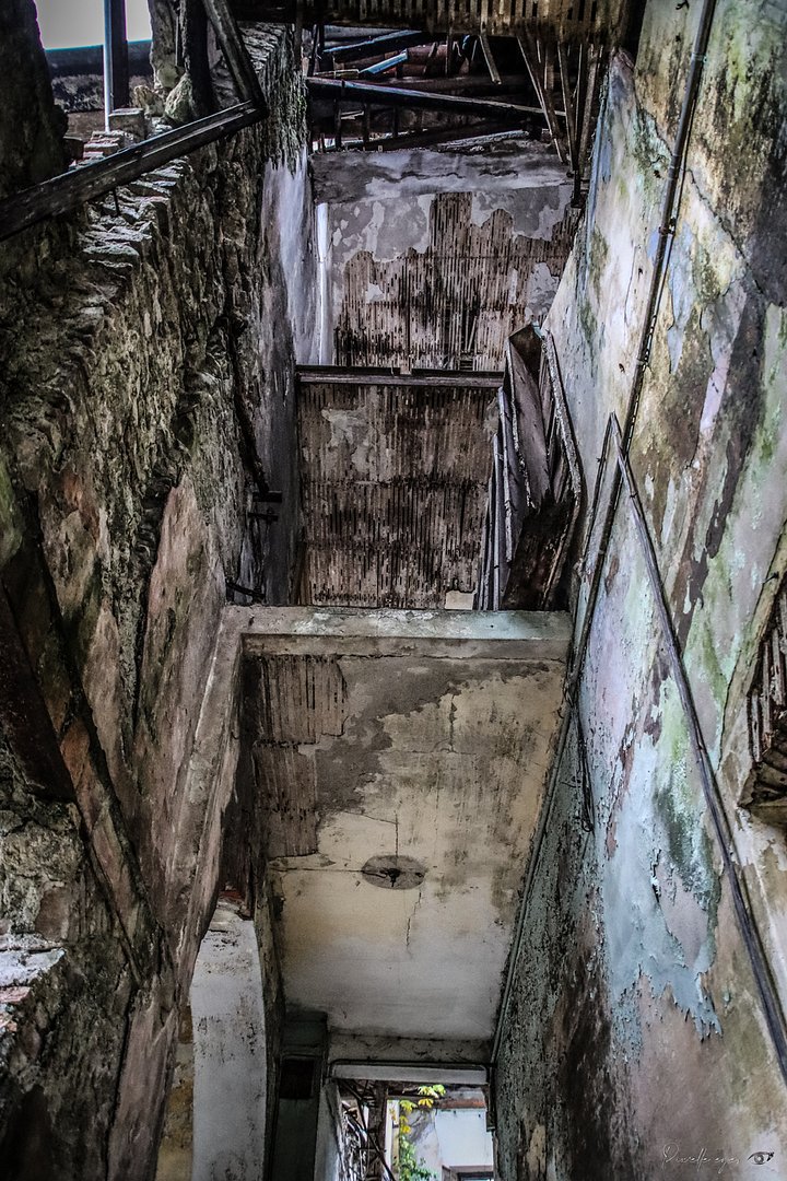 Crumbled Heights – The Collapsing Passage of an Abandoned Collegio-Urbex Italy product image (1)