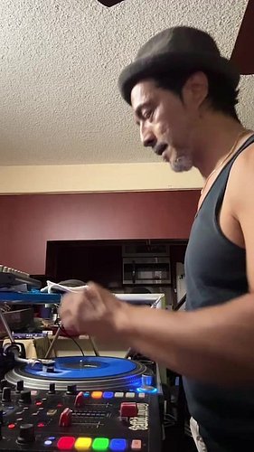Going live twitch.tv/djcoopdville
On sum uncle coop 
shiet…