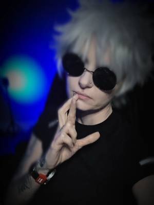 They say my eyes are like the ocean, but honestly, I'm the one getting lost in yours.😉 . #cosplay #gojo #jujutsukaisen #gojousatoru #jjk 