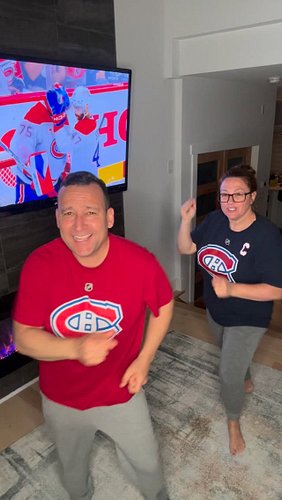 🏒🔥 ¡Ganamos el primero!
Y claro… tocó celebrarlo bailando merengue 😂🕺🎶

#AlanVera #GoHabsGo #Merengue 🔥