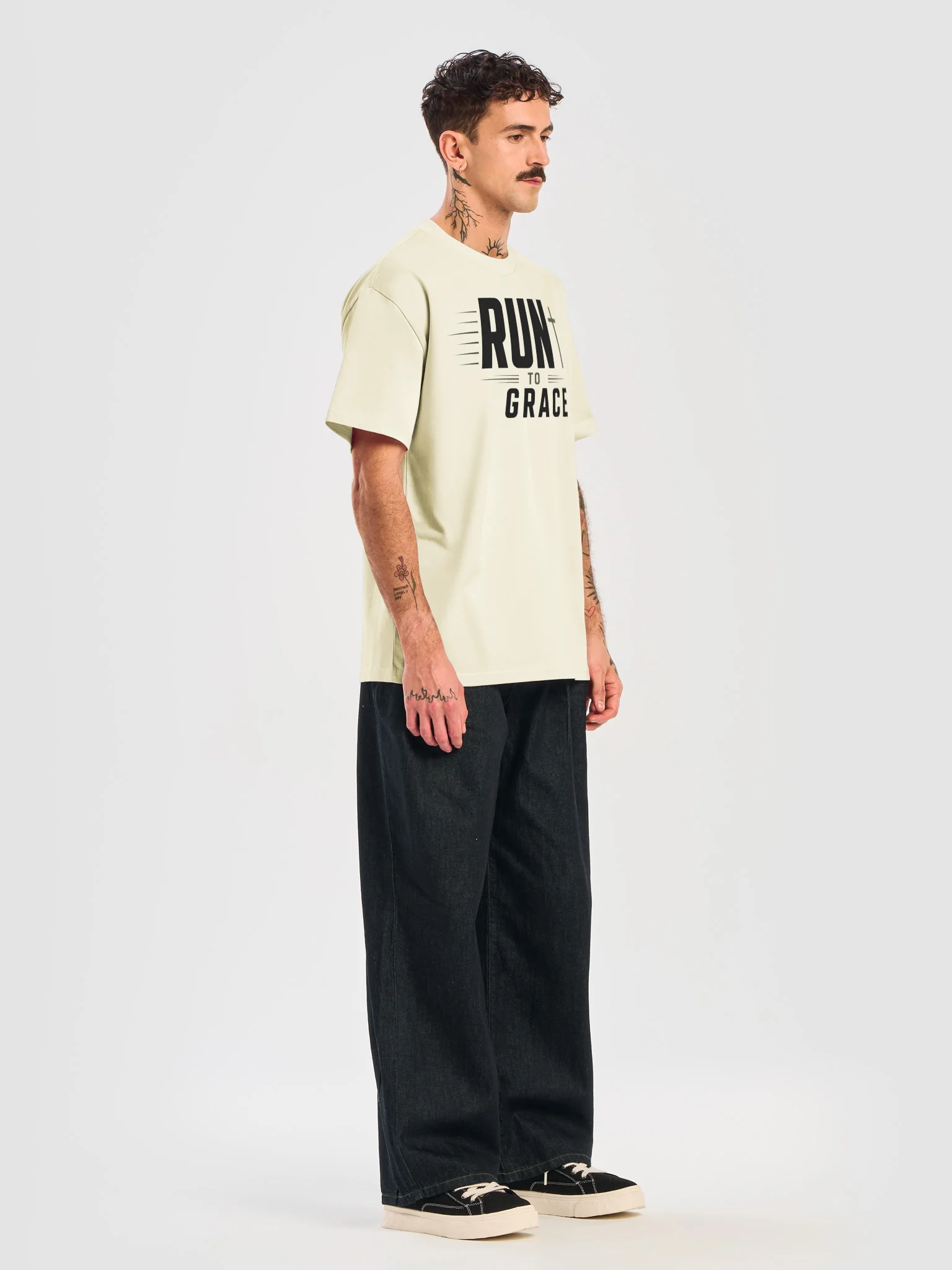 RUN TO GRACE Graphic Tee product image (7)