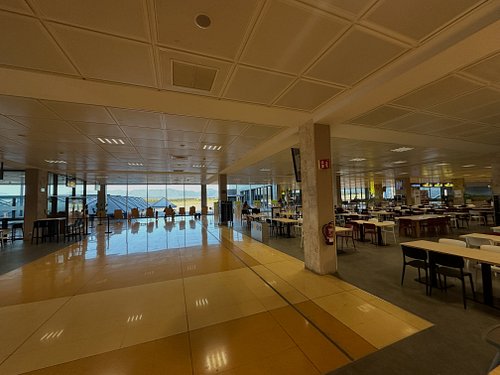 Girona Airport is a bit sparse. I’m loving it. 😊