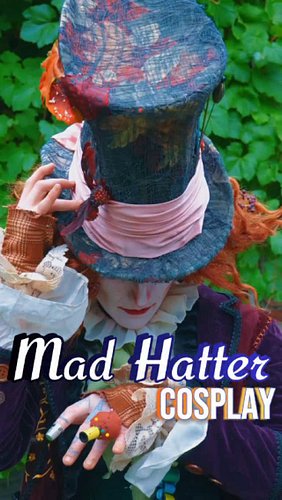 Alith, why is a raven like a writing dethsk? 🐦‍⬛🎩

#lgbtq🌈 #madhatter #johnnydepp #cosplay #halloweencostume