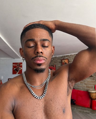 [ made the BIG CHOP, truly the end of an era ] ❤️‍🔥🌹

💈: @ez_thebarber