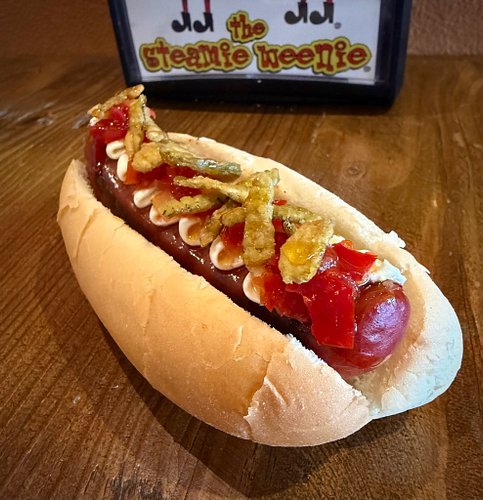 🧨THE FIRECRACKER🧨
Hot link topped with cream cheese, firecracker relish, crunchy fried jalapeños, and a drizzle of hot honey ...