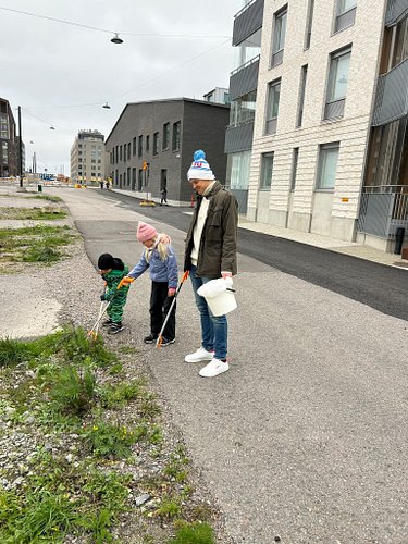 1. Tänää oli Verkkosaaressa siivoustalkoot mihin osallistuttii koko porukka! Vajaa 2h meni hetkessä ja roskaa löyty vaikka ku...