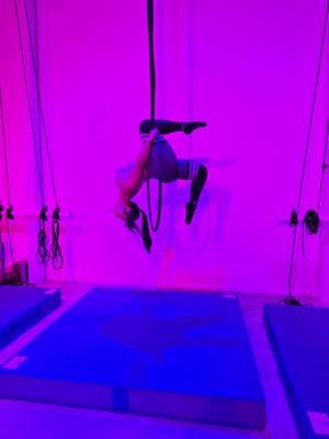 2nd aerial class in the books! 1st one with 2 working ankles 🤠 #streamer #twitchclips #aerialhammock #aerialhoop #flexibility 