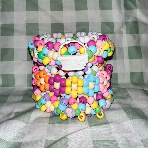 Easter Themed Rotating Kandi Cuff!! 🐣💐🐇🌱
.
.
.
#kandi #kandicuff #eastercrafts #plur