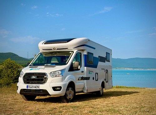Después de años viajando en camper, la primera conclusión tras coger una autocaravana fue clara:

Más cómoda.
Más espacio.
Má...