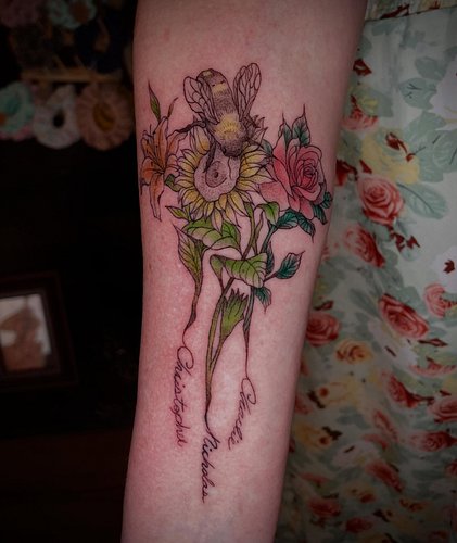 A fun sentimental piece for Jennifer! 🐝💐
My one and only paid appointment before my hiatus hahaha! Had a blast with this one. 💚