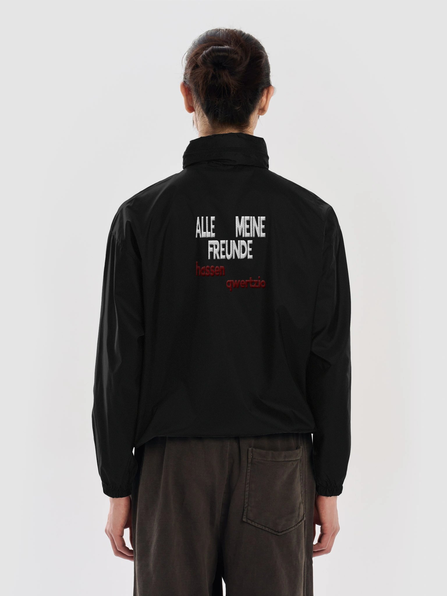 "ALLE MEINE FREUNDE hassen qwertzio" Windbreaker product image (1)