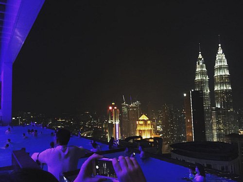 Infinity Pool 🌃🥂
.
.
#klcc #malaysia #vacation #pool #swimmingpool #night #bar #city #マレーシア #夜 #旅行 #プール #kualalumpur