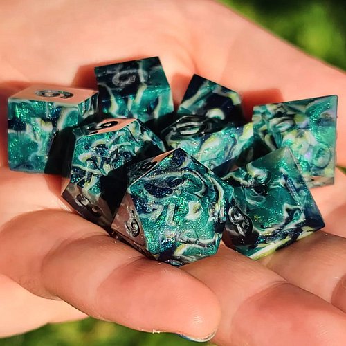 When you're cleaning up your phone storage and rediscover this gorgeous dirty pour 🤩

Happy Friday, friends!

#dice #resin #d...