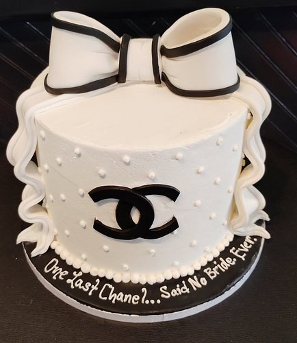 Chanel Bridal Shower cake for one of my October brides! Congrats Alexa! #chanelcake #chanel #bridalshowercake #cakevixenssta