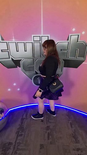 My first Glambot 🥹 the people running this were SO NICE 🥰 what a fun addition to the Partner Lounge! 

#glambot #twitchpartne...