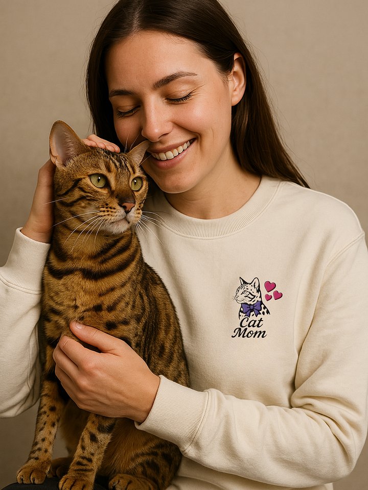 CAT MOM / SWEATSHIRT / EMBROIDERED! product image (1)
