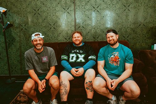 SHORTS FOREVER • OCTOBER FOREVER • DRIVEWAYS FOREVER

📸 @jordanaltergott