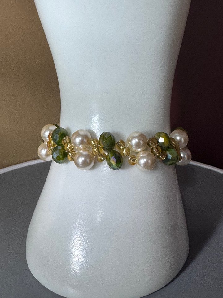 Elegant Green & Pearl Cluster Bracelet with Gold Accents product image (2)