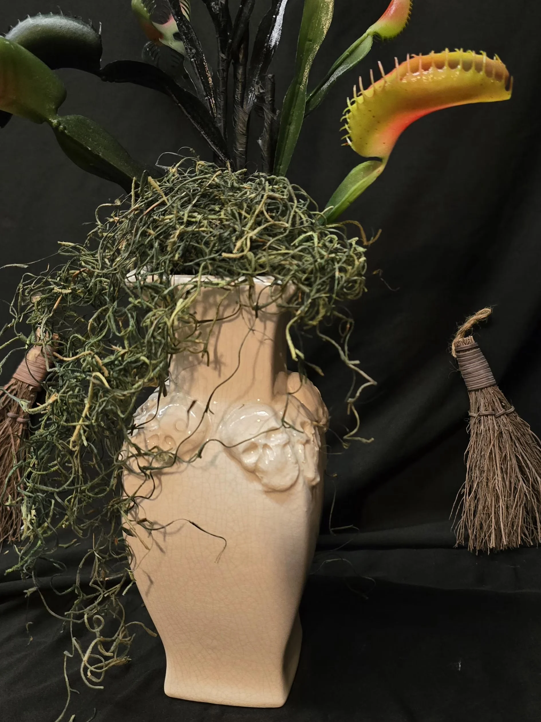 Creepy Skull Dry Vase product image (1)