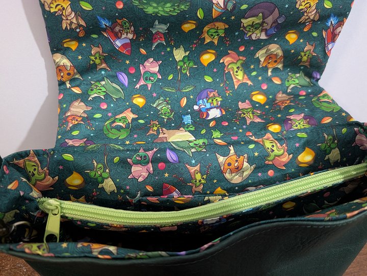 Green Purse with hidden secret. product image (2)