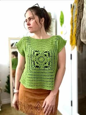 Blusa Esmeralda tejida a crochet con solo dos granys gigantes de la abuela, el resultado es increíble y súper fácil de ajustar a cualquier talla, elegante y fresca a la vez, tenemos que tenerla juntas, por eso he preparado una guía paso a paso en nuestro canal Gretaochet, un canal dedicado a prendas y accesorios 🥰 #crochet #tejido #gretawings #grannysquare 