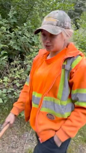 They don't make trucks like this anymore! @leesha.pallan gives an up close tour of a @cypresscreeklogging fat truck.  #logging