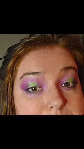I did my eyeshadow today to look like UV evidence for Phasmophobia today 💜💚 Thanks everyone for hanging out with me for the f...
