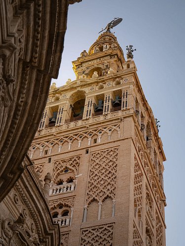 Sevilla esplendorosa en abril. Un rebujito y a festejar. 
Editados con Split de mi Summer Preset Pack (link en la bio). 
.
.
...
