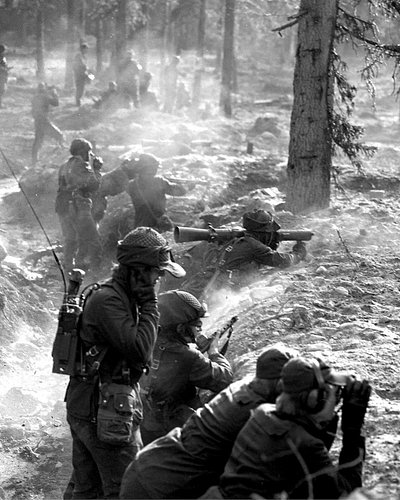 ”Min center kollapsar. Min högra flank retirerar. Läget är utmärkt. Jag anfaller”.

Skytte från P 1 (pansarregementet, inte r...