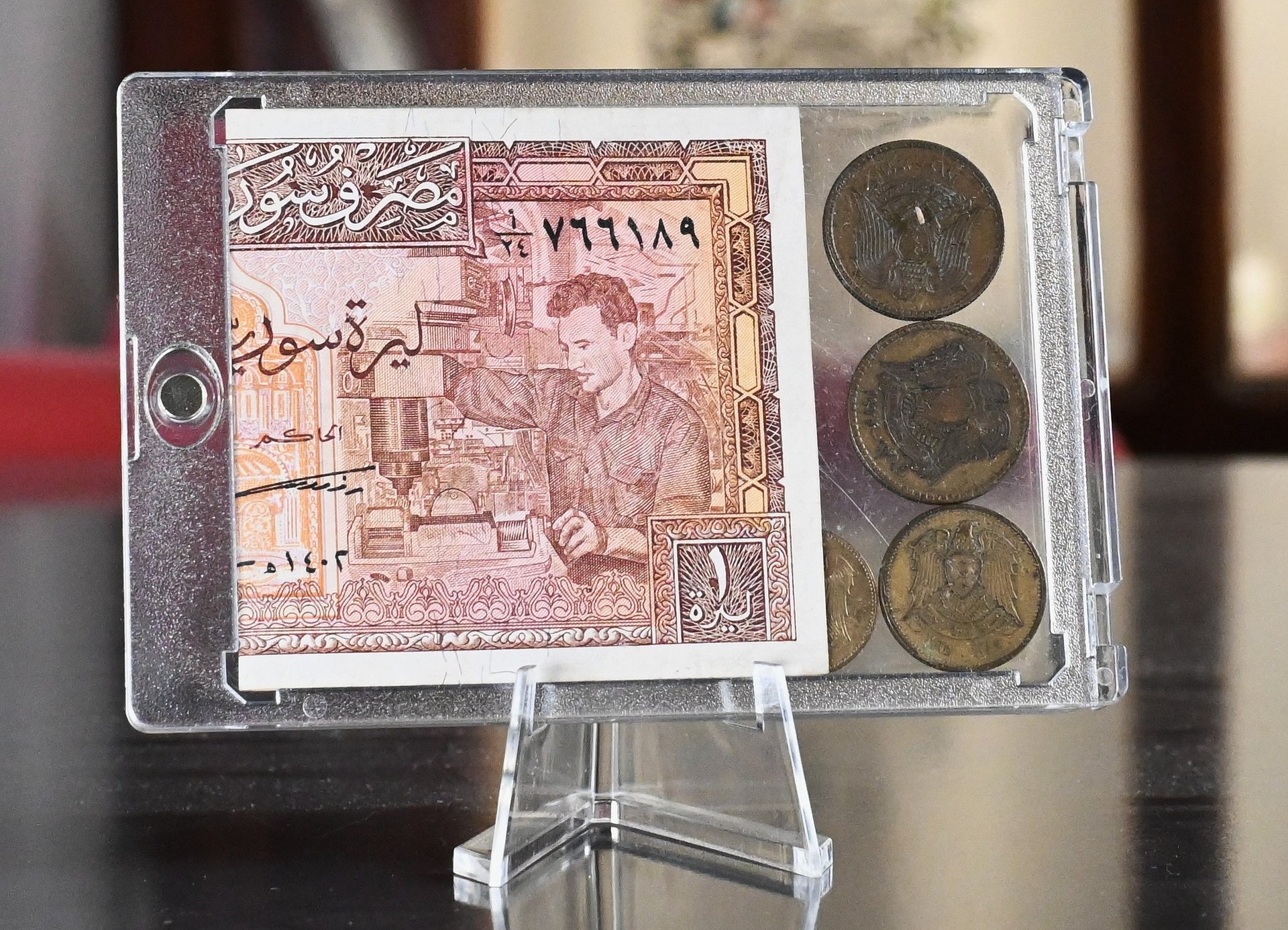 ليرة ورقية سورية 1982 وبعض "الفكة" من القروش product image (1)