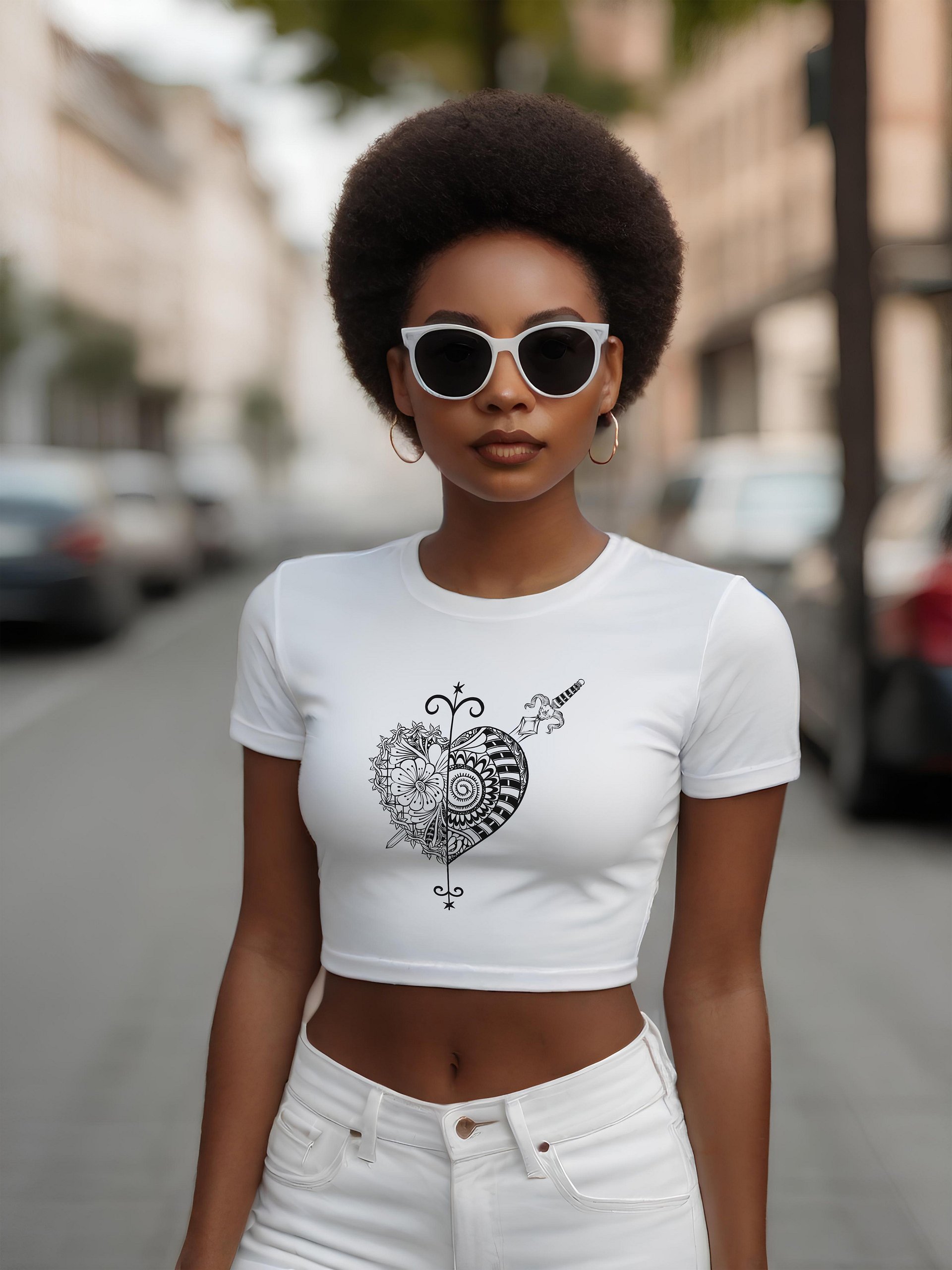 Crop top blanc avec le vèvè d’Erzulie Dantor product image (1)