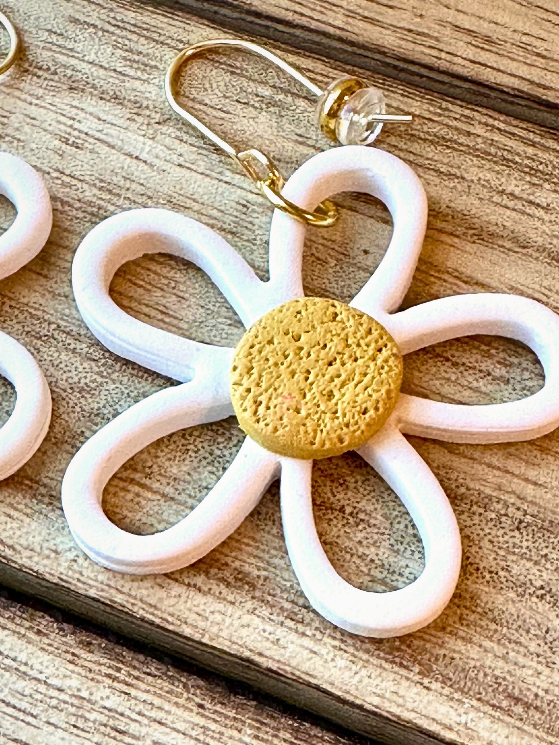 Daisy Bloom Earrings – White Floral Clay Dangles product image (2)